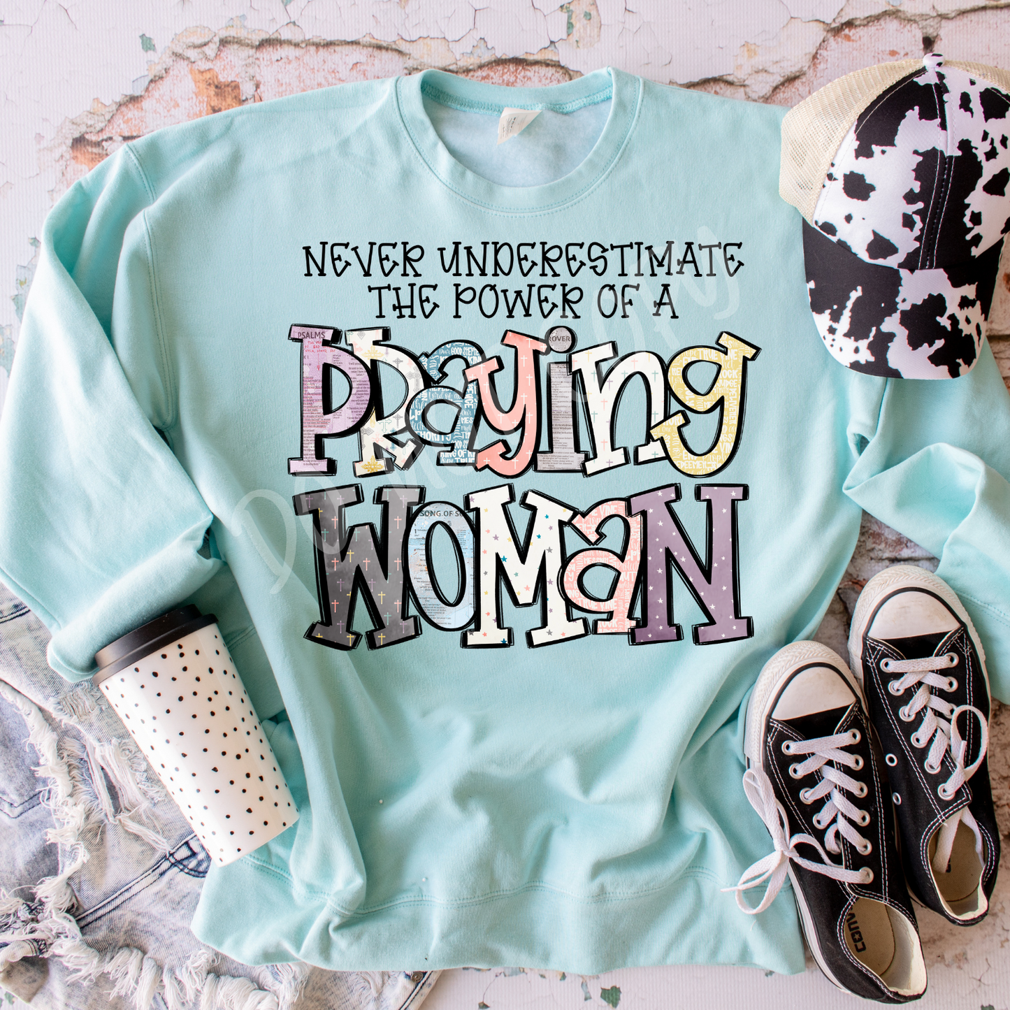 Never Underestimate A Praying Women - Sweatshirt