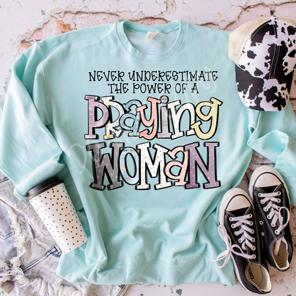 Never Underestimate A Praying Women - Sweatshirt